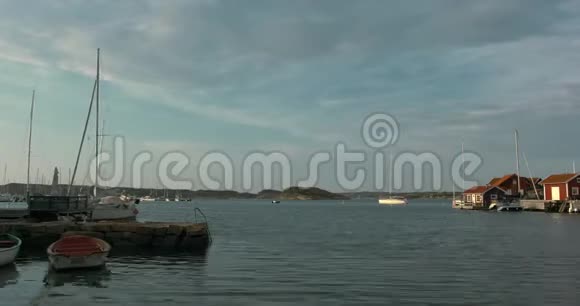 瑞典群岛上一个小岛上美丽的海港的时间推移视频的预览图