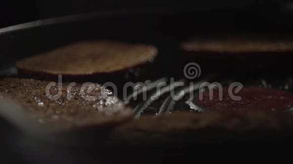 一块黑面包落在一个煎锅上上面有切片面包视频的预览图