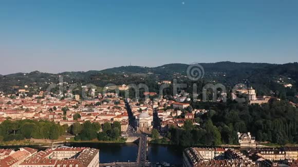 意大利都灵中心上空的无人机飞行视频的预览图