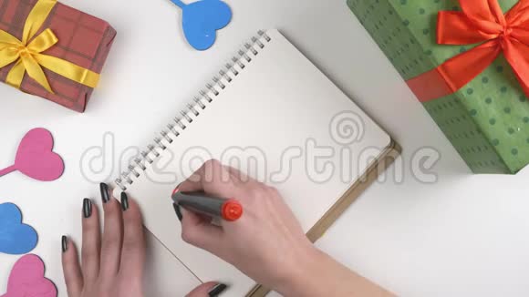 情人节插图女人手在笔记本上写字高达5060英尺视频的预览图
