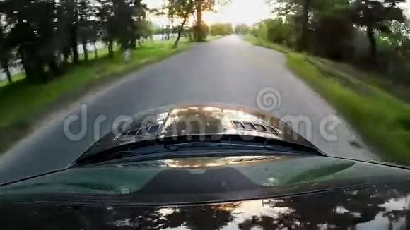 日落4时越野车在行驶视频的预览图