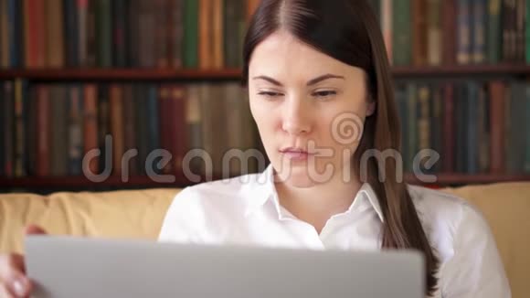 女商人在家里用笔记本电脑女商人收到好消息后兴奋地笑着视频的预览图