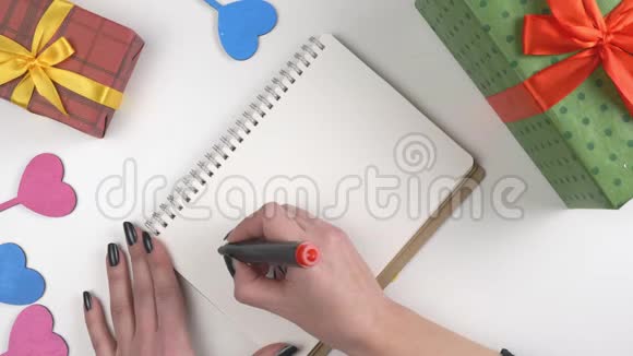 情人节插图女人手在笔记本上写销售额高达6560英尺视频的预览图