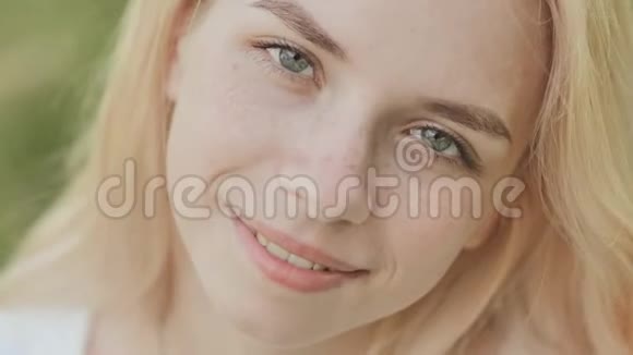 一个微笑的19岁金发女孩的特写脸视频的预览图