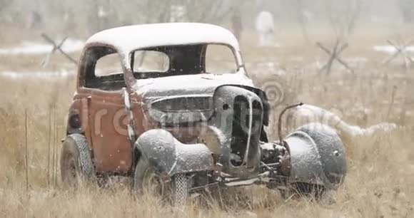 第二次世界大战期间被遗弃在一片秋田里的旧碎碎锈车视频的预览图