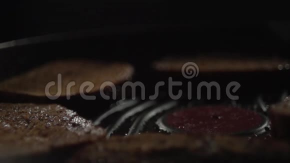一块油面包落在煎锅的中央视频的预览图