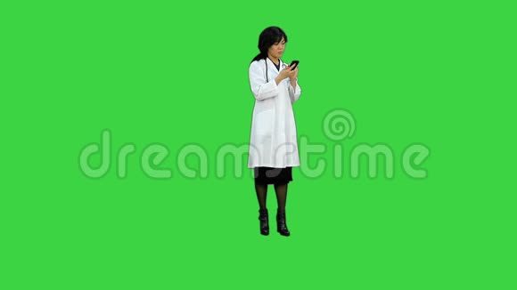 女性亚洲医生用听诊器在绿色屏幕上看x光Chroma键视频的预览图