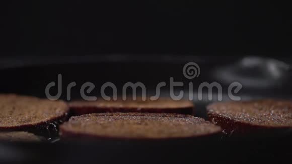 一块烤面包的特写镜头翻了过来掉进了锅里视频的预览图