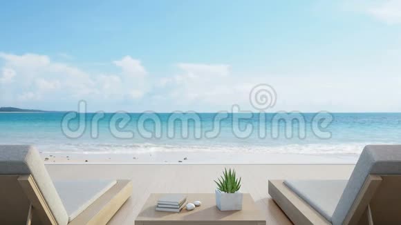 海景露台和带蓝天背景的现代豪华海滩别墅中的床度假家庭木制甲板上的躺椅视频的预览图