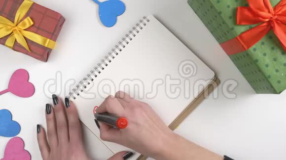 情人节插图女人手在笔记本上写销售额高达6060英尺视频的预览图