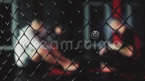 准备拳击的年轻拳击手无规矩不成方圆MMA视频的预览图