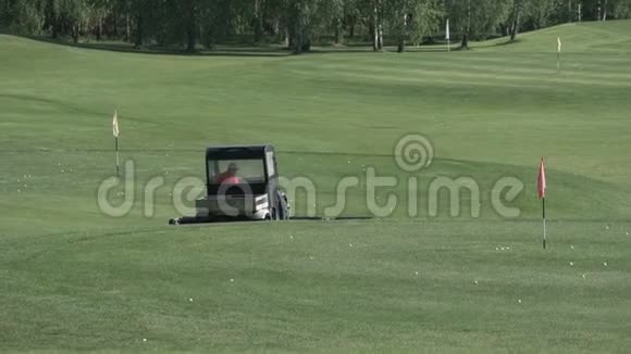高尔夫球场上的练习场视频的预览图