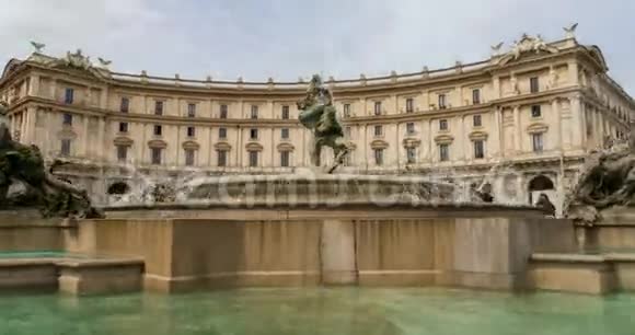 在共和国广场喷泉周围靠近Termini站罗马意大利4K高垂鳞片视频的预览图