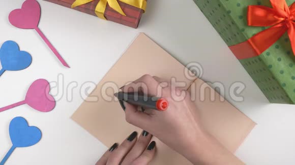 情人节插图女人手写在一本深棕色的笔记本上面写着爱60英尺视频的预览图