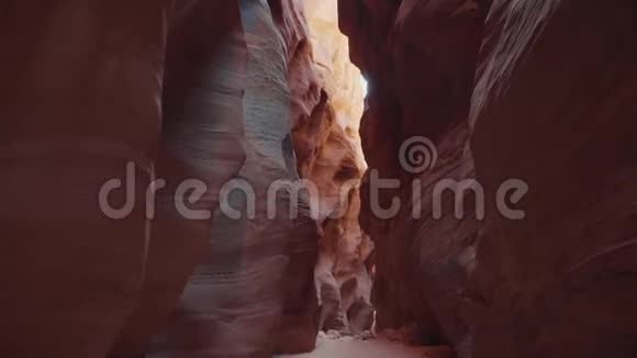 卡克斯金峡谷深槽峡谷与沉重和光滑的橙色红岩墙视频的预览图