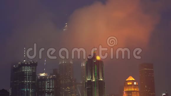 城市中心城市景观的时间推移镜头云层飘过塔楼视频的预览图