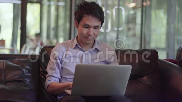 成功人士在咖啡馆用笔记本电脑视频的预览图