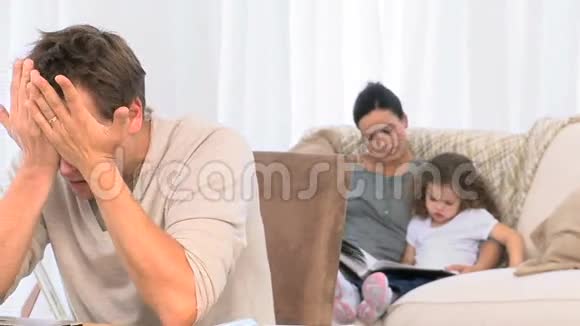 一个绝望的男人在他的家庭沙发上视频的预览图