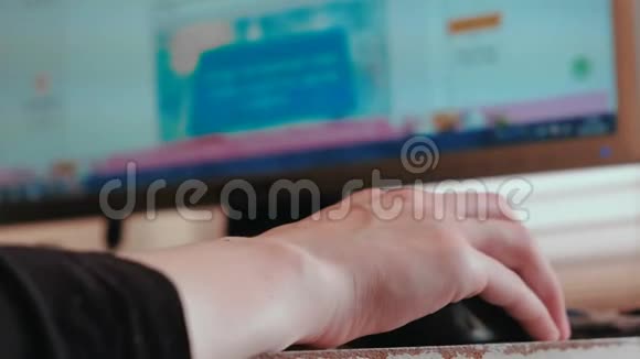 在电脑上工作特写女郎她的手在屏幕上浏览网页在网上商店购物视频的预览图