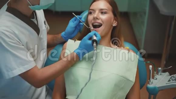 年轻漂亮的女孩正在牙科治疗和牙科清洗4K视频的预览图