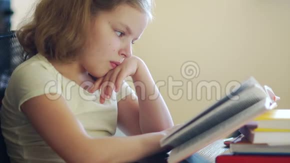 女孩不想学习她无聊她推着一堆书手里拿着一部手机视频的预览图
