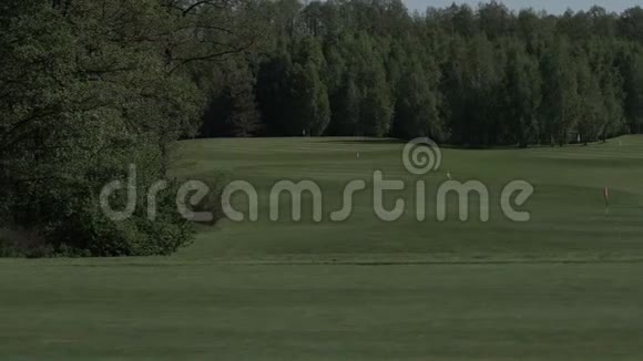 高尔夫球场上的练习场视频的预览图