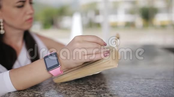 在大自然中阅读女人一边看书一边站在海边码头的酒吧视频的预览图