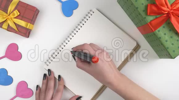 情人节插图女人手在笔记本上写永远相爱60英尺视频的预览图