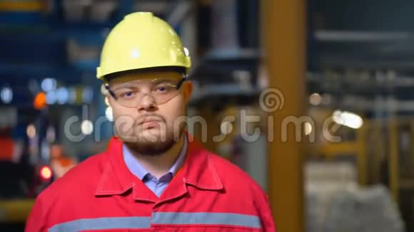 英俊的工程师在工厂里散步工业背景视频的预览图