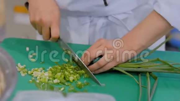 厨师切葱视频的预览图