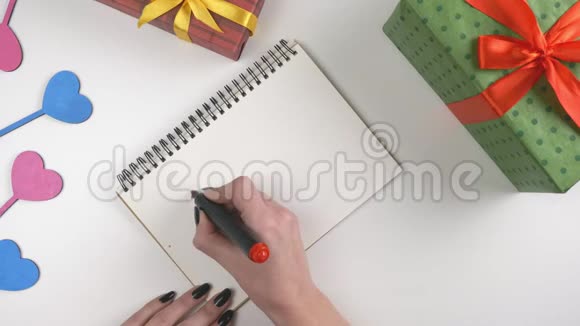 情人节插图女人手在笔记本上写字减价10视频的预览图