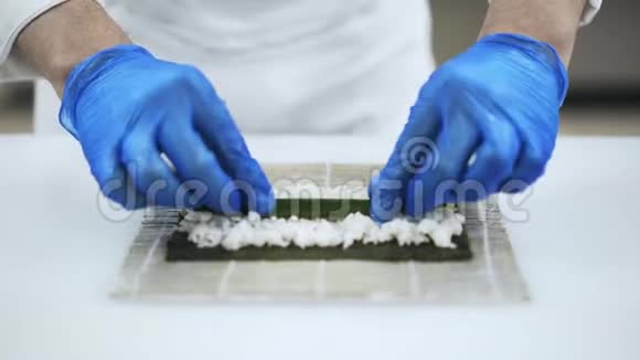 厨师把黄瓜放在米饭上做寿司视频的预览图