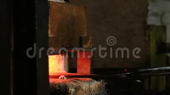 在锻造厂用金属制造剑铁匠手从炉子里抽出铁水毛坯视频的预览图