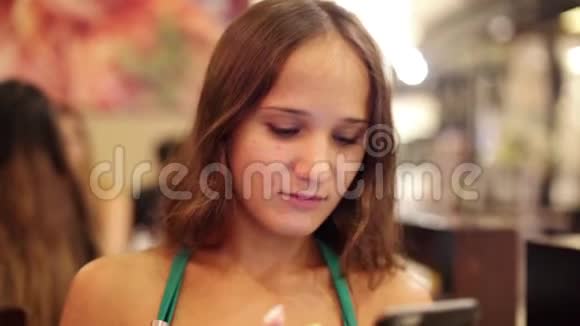 年轻漂亮的女人在咖啡馆里拿着电话喝葡萄酒1920x1080视频的预览图