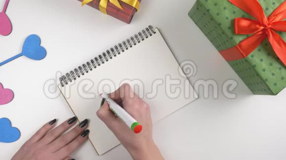 情人节插图女人手在笔记本上写爱臭60英尺视频的预览图