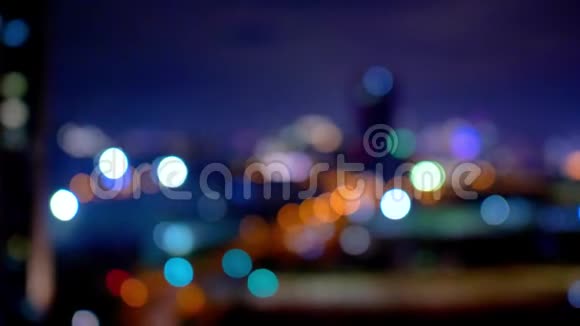 从移动车窗上海夜间城市街车河到现代城市夜间红绿灯的高角度视角视频的预览图