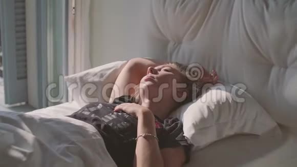 睡在床上的少女视频的预览图