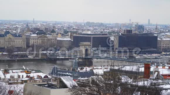 从山景到横跨多瑙河的塞切尼大桥视频的预览图