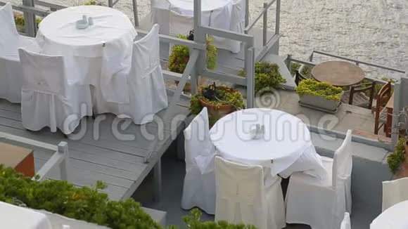 餐桌矗立在海边的露台上在海滨餐厅度假胜地用餐视频的预览图