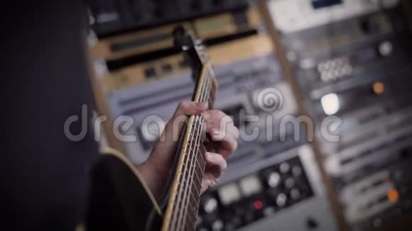 近镜头的人手谁排序的弦和弦以施加声音在他的音乐视频的预览图