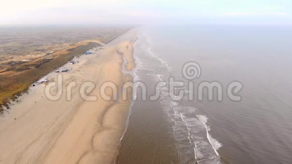鸟瞰北海和荷兰Zandvoort附近的海滩视频的预览图