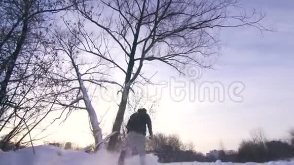 日落时分人们在公园的大雪中慢跑视频的预览图