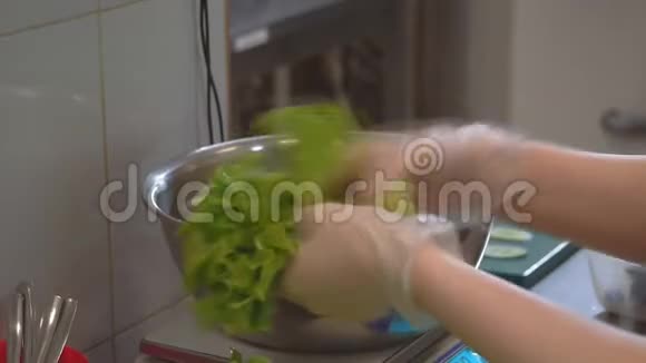 快关门女厨师准备沙拉莴苣餐厅厨房视频的预览图
