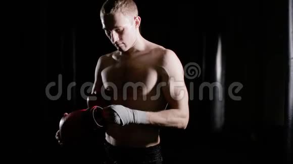 戴拳击手套的男士视频的预览图