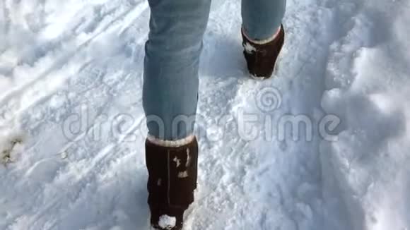 慢镜头女孩的脚在雪地里行走背面视频的预览图