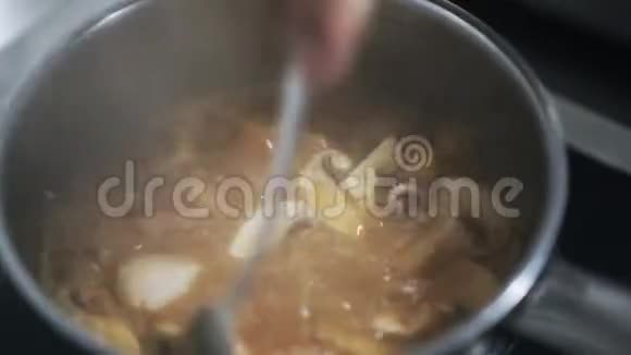 在餐馆用章鱼和香瓜煮汤视频的预览图