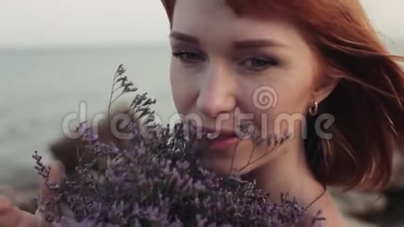 特写镜头慢动作美丽的女孩轻轻地笑着海滩上有一个美丽的微笑视频的预览图
