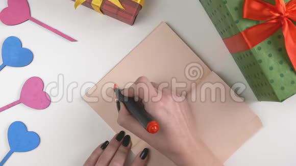 情人节插图女人手写在深棕色笔记本上爱情菜单60英尺视频的预览图