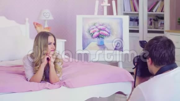 年轻漂亮模特在床上摆姿势的肖像视频的预览图