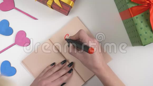 情人节插图女人手写在一本深棕色的笔记本上出售70的折扣60英尺视频的预览图